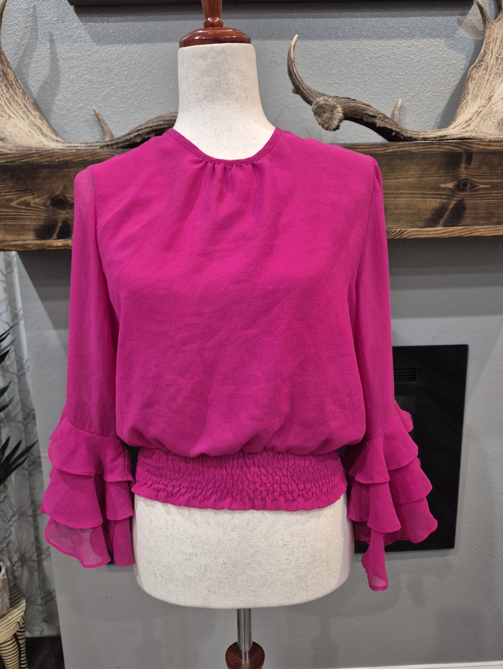 Misa Los Angeles Fuchsia Ruffle Sleeve Blouse size Small In Excellent Condition